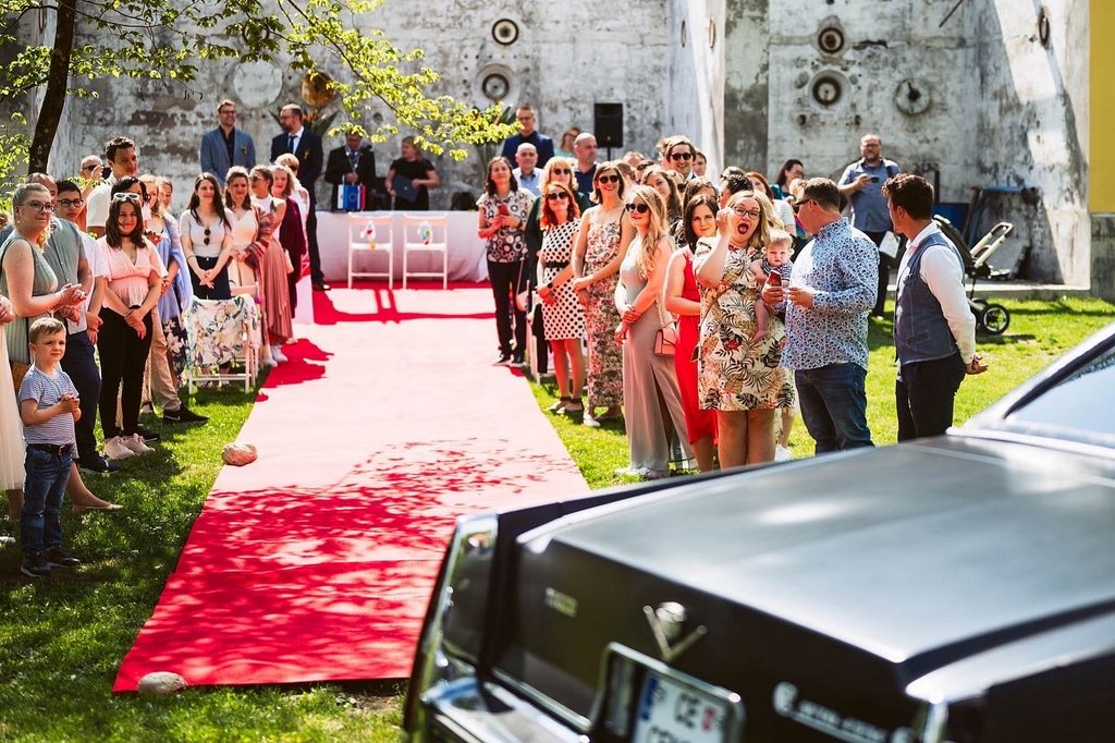 B883FA5D-0D64-4C2B-8410-75CAD7075E46